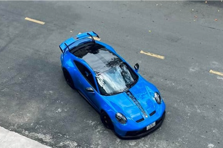 Cũng giống như Cường Đô la, ít người bất ngờ khi bà xã của đại gia phố núi cũng có đam mê tốc độ như chồng và thậm chí, Đàm Thu Trang có thể thuần phục dễ dàng những mẫu xe tốc độ như Ferrari 488 GTB, Ferrari 488 Spider, Ferrari F8 Tributo, McLaren 650S Spider hay mẫu siêu xe đua đường phố Porsche 911 GT3 2022 mới.