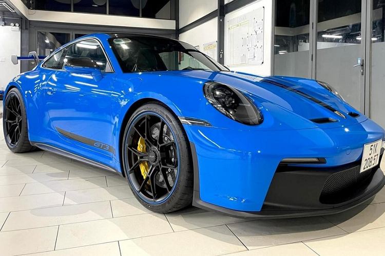 Trong đó, phần tin nhắn giữa Cường Đô la và Đàm Thu Trang cho thấy, "hot mom" đến từ Lạng Sơn tỏ ra rất thích thú khi trải nghiệm chiếc xe thể thao Porsche 911 GT3 2022 của chồng mới mua, đáp lại, Cường Đô la chốt "Hợp với Thu Trang đấy, tặng luôn".