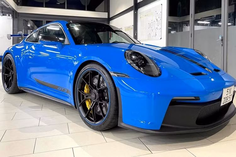 Trong đó, phần tin nhắn giữa Cường Đô la và Đàm Thu Trang cho thấy, "hot mom" đến từ Lạng Sơn tỏ ra rất thích thú khi trải nghiệm chiếc xe thể thao Porsche 911 GT3 2022 của chồng mới mua, đáp lại, Cường Đô la chốt "Hợp với Thu Trang đấy, tặng luôn".