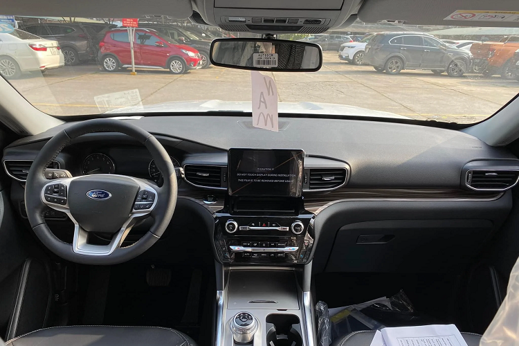 Với mức giá niêm yết 2,366 tỷ đồng, sau khi cộng thêm tiền phụ kiện khoảng 300 triệu đồng. Như vậy, người mua sẽ chi khoảng 2,6 tỷ đồng để sở hữu Ford Explorer 2022 thế hệ mới, đó là chưa kể thêm chi phí lăn bánh đẩy giá lăn bánh Ford Explorer 2022 “ngót nghét” gần 3 tỷ đồng.