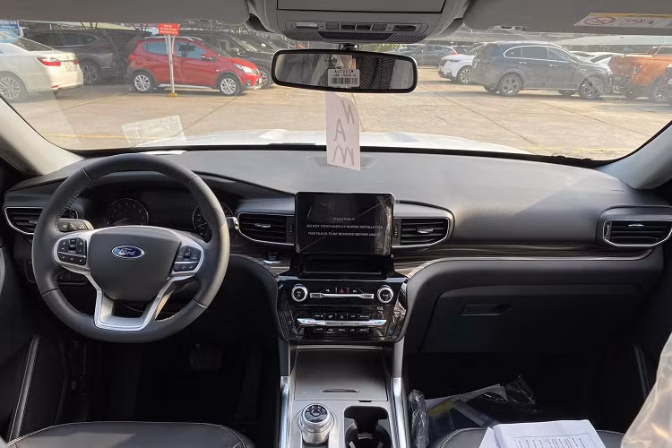 Với mức giá niêm yết 2,366 tỷ đồng, sau khi cộng thêm tiền phụ kiện khoảng 300 triệu đồng. Như vậy, người mua sẽ chi khoảng 2,6 tỷ đồng để sở hữu Ford Explorer 2022 thế hệ mới, đó là chưa kể thêm chi phí lăn bánh đẩy giá lăn bánh Ford Explorer 2022 “ngót nghét” gần 3 tỷ đồng.