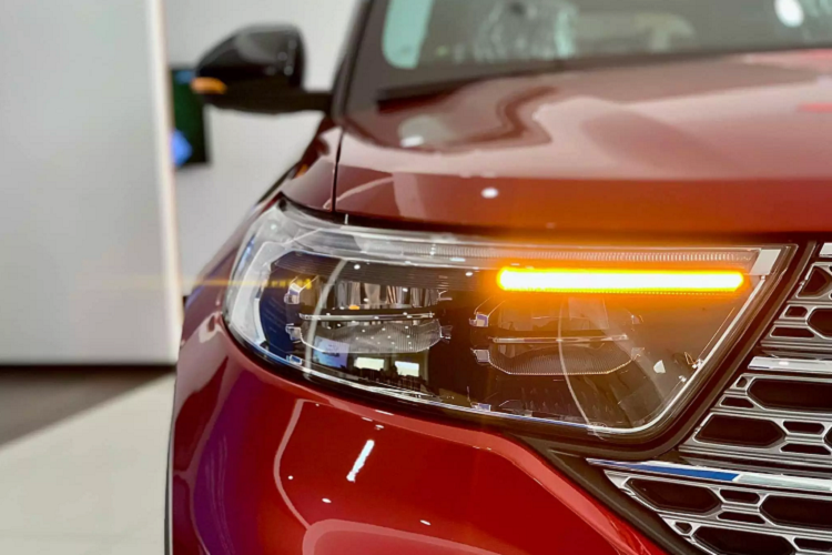 Sở hữu thiết kế mới mạnh mẽ và bề thế, đi kèm với nhiều trang bị “đồ chơi” options nổi trội trong phân khúc, Ford Explorer 2022 thế hệ mới đã và đang hấp dẫn nhiều khách hàng Việt quan tâm đến xe SUV 7 chỗ với chi phí mua xe dưới 3 tỷ đồng.