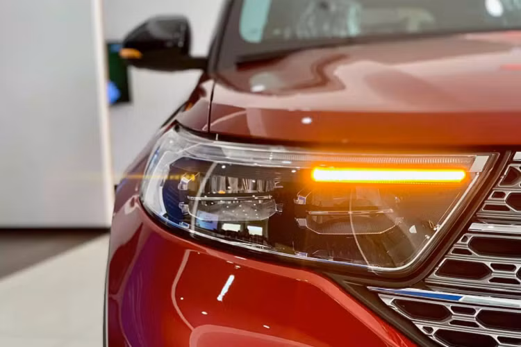 Sở hữu thiết kế mới mạnh mẽ và bề thế, đi kèm với nhiều trang bị “đồ chơi” options nổi trội trong phân khúc, Ford Explorer 2022 thế hệ mới đã và đang hấp dẫn nhiều khách hàng Việt quan tâm đến xe SUV 7 chỗ với chi phí mua xe dưới 3 tỷ đồng.