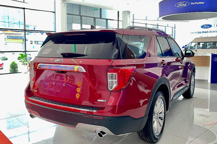 Do quy luật về cung cầu, nên mẫu xe SUV Ford Explorer 2022 thế hệ mới ở thời điểm này bán kiểu “bia kèm lạc” là điều không khó hiểu, khi mẫu SUV cỡ trung này vốn đã có tiền lệ bán chênh giá tại thị trường Việt từ nhiều năm về trước.