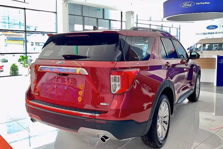 Do quy luật về cung cầu, nên mẫu xe SUV Ford Explorer 2022 thế hệ mới ở thời điểm này bán kiểu “bia kèm lạc” là điều không khó hiểu, khi mẫu SUV cỡ trung này vốn đã có tiền lệ bán chênh giá tại thị trường Việt từ nhiều năm về trước.