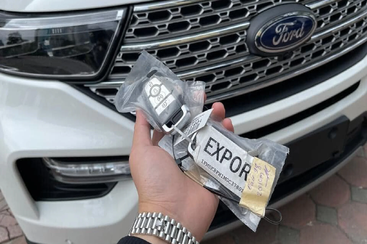 Ford Explorer 2022 sử dụng động cơ Xăng 4cyl dung tích 2.3L tăng áp công nghệ Ecoboost cho công suất tối đa 300 mã lực và mô-men xoắn cực đại 420Nm. Sức mạnh được truyền xuống bốn bánh (Tiêu chuẩn), thông qua hộp số tự động 10 cấp (10AT).