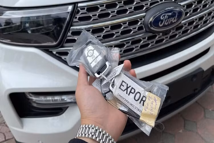 Ford Explorer 2022 sử dụng động cơ Xăng 4cyl dung tích 2.3L tăng áp công nghệ Ecoboost cho công suất tối đa 300 mã lực và mô-men xoắn cực đại 420Nm. Sức mạnh được truyền xuống bốn bánh (Tiêu chuẩn), thông qua hộp số tự động 10 cấp (10AT).
