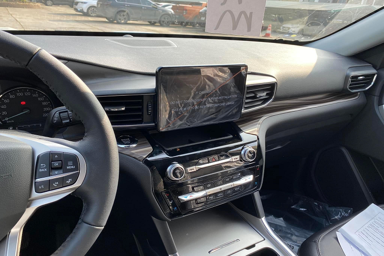 Nội thất của Ford Explorer 2022 phiên bản Limited sử dụng màn hình cảm ứng trung tâm 8 inch được tích hợp SYNC 3.4, trang bị cụm đồng hồ kỹ thuật số 6,5 inch sau vô lăng. Ngoài ra, hai màn hình giải trí 8 inchở hàng ghế sau cũng hỗ trợ xem các nội dung độc lập.