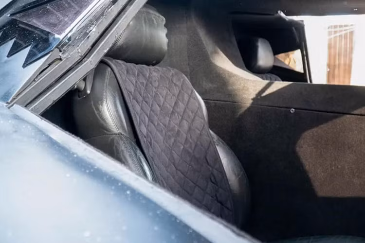 Nói đến thân xe, nó có thể là được chế tạo thủ công hoàn toàn và mô phỏng xe thật rất tuyệt. Tất nhiên, các bộ phận có vẻ không phức tạp và tinh xảo như chiếc xe trong phim nhưng việc chế tạo những tấm ốp này chắc chắn không hề dễ dàng.