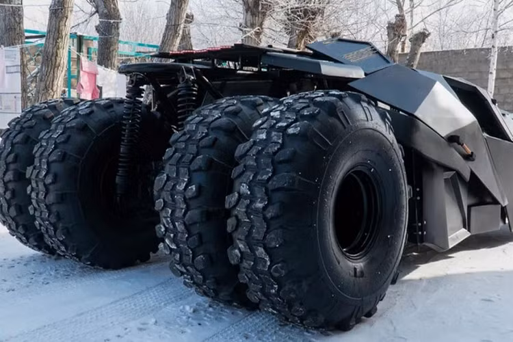 Giống với chiếc Tumbler từ Batman Begins, bản sao này có 2 bánh ở phía trước và 4 bánh ở sau. Lốp trước là loại Mickey Thompsons trong khi lốp sau thiên về khả năng off-road. Thân vỏ với thiết kế đặc trưng được hoàn thiện bằng màu đen mờ để mang lại cho chiếc xe một dáng vẻ rất dữ dằn và có mục đích.