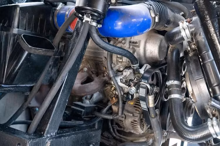 Nhìn vào bên trong cabin của bản sao Tumbler cho thấy mặt táp lô đơn giản với hai màn hình thay cho gương chiếu hậu bên truyền thống cũng như màn hình thứ ba cho camera quan sát phía sau. Hơn nữa, nó cũng có một số đồng hồ đo và công tắc đơn giản để điều khiển xe, và thậm chí còn có hệ thống giám sát áp suất lốp.