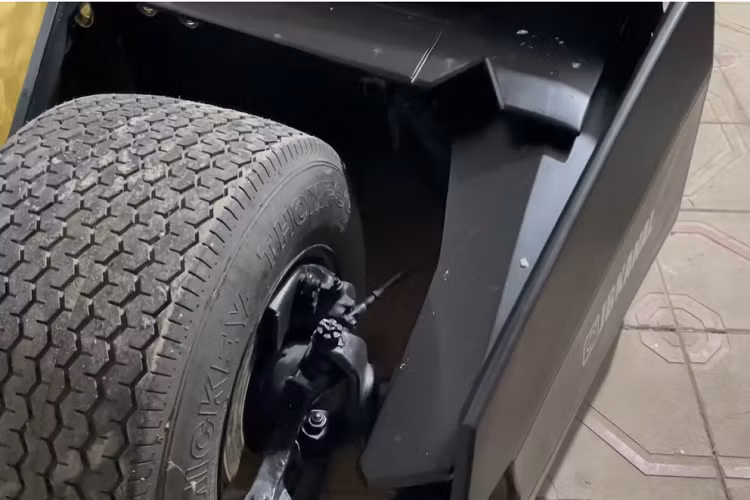 Bên dưới thân hình to lớn là động cơ hút khí tự nhiên Toyota V8 kết hợp với một hộp số tự động để truyền lực cho 4 bánh sau. Không có đề cập nào về tốc độ của chiếc xe, nhưng với kích thước và trọng lượng hiển nhiên, chiếc Tumbler tự chế này chắc sẽ không nhanh cho lắm.