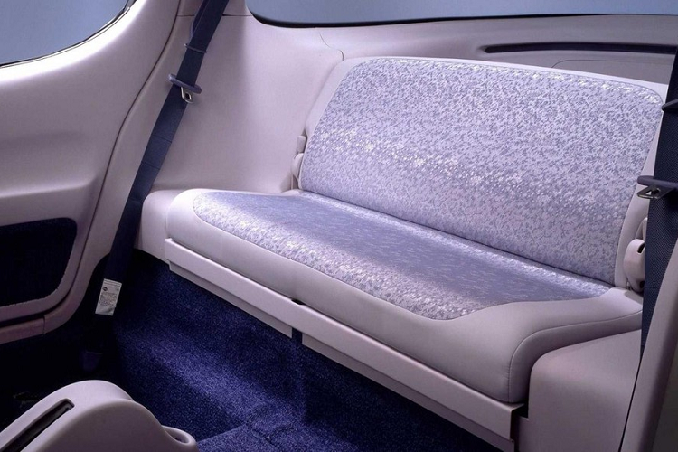 Tuy nhiên, hiệu suất của mẫu xe điện ra đời cách đây hơn 30 năm này lại không được ấn tượng. Nissan không công bố công suất thực tế, nhưng họ cho biết FEV cần 20 giây để đạt 96 km/h và có tốc độ tối đa chỉ là 130 km/h. Nó cũng là một chiếc xe khá nhẹ nữa, nhờ sử dụng nhiều chất liệu nhôm, và nó cũng rất khí động học (nhờ thân hình gọn gàng, trơn mượt) với hệ số lực cản chỉ 0,19 Cd.