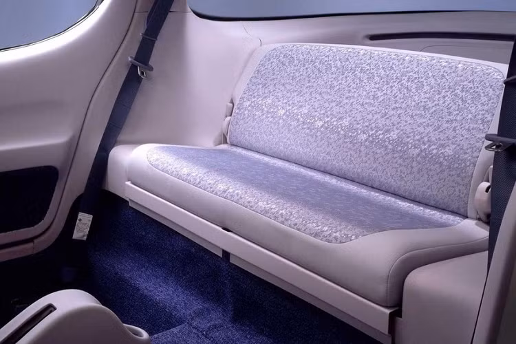 Tuy nhiên, hiệu suất của mẫu xe điện ra đời cách đây hơn 30 năm này lại không được ấn tượng. Nissan không công bố công suất thực tế, nhưng họ cho biết FEV cần 20 giây để đạt 96 km/h và có tốc độ tối đa chỉ là 130 km/h. Nó cũng là một chiếc xe khá nhẹ nữa, nhờ sử dụng nhiều chất liệu nhôm, và nó cũng rất khí động học (nhờ thân hình gọn gàng, trơn mượt) với hệ số lực cản chỉ 0,19 Cd.