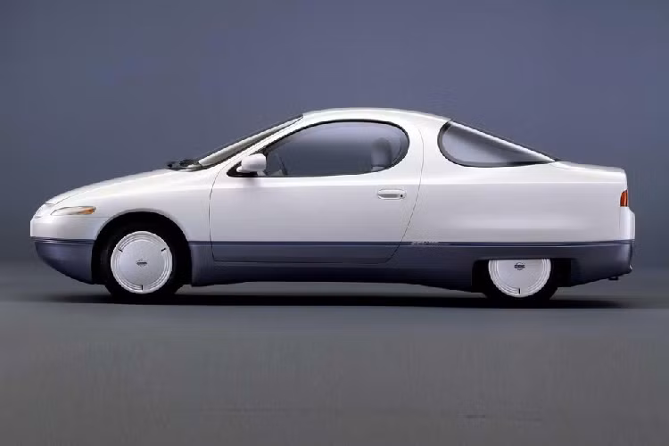 Ngay từ năm 1991, nhà sản xuất ôtô Nhật Bản đã tiết lộ mẫu Nissan FEV concept chạy điện, tên viết tắt của “Future Electric Vehicle” (có nghĩa: “xe điện tương lai”), và nó không chỉ là một chiếc xe trưng bày hay một nghiên cứu thiết kế. Cái nhìn lướt qua nhanh chóng hé lộ rằng nó đã rõ ràng đóng vai trò cho nhìn trước một mẫu sản xuất, nhưng đó là mẫu xe mà Nissan cuối cùng đã quyết định không bán.