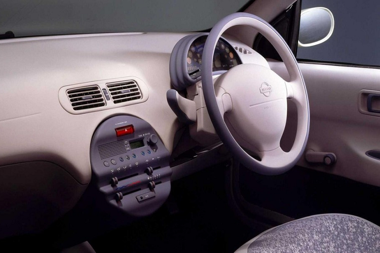 Với một bộ pin niken-cadmium (NiCad) dung lượng không xác định, FEV được cho là có khả năng đi được 250 km trong một lần sạc, và Nissan thậm chí còn tuyên bố rằng mẫu concept có tính năng sạc nhanh. Nhà sản xuất Nhật Bản nói rằng bằng cách sử dụng chức năng Super Quick Charge (SQC), yêu cầu kết nối điện 200 volt, nó có thể phục hồi 40% pin chỉ trong 6 phút.