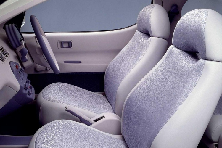 Ở mức sạc bình thường từ ổ cắm 100 volt, Nissan tuyên bố chiếc xe cần khoảng 8 giờ để sạc đầy. Đó là một khoảng thời gian dài, nhưng ngang bằng với nhiều mẫu xe điện được bán hiện nay. Hơn nữa, FEV đã có trang bị một máy bơm nhiệt thực tế, cho phép sưởi ấm cabin hiệu quả hơn nhiều so với chỉ sử dụng nhiệt dư thừa của hệ thống truyền lực, cũng như tấm pin năng lượng mặt trời trên nóc để cung cấp năng lượng cho những hệ thống thứ cấp của xe.