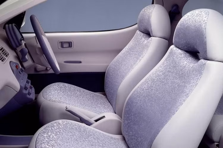 Ở mức sạc bình thường từ ổ cắm 100 volt, Nissan tuyên bố chiếc xe cần khoảng 8 giờ để sạc đầy. Đó là một khoảng thời gian dài, nhưng ngang bằng với nhiều mẫu xe điện được bán hiện nay. Hơn nữa, FEV đã có trang bị một máy bơm nhiệt thực tế, cho phép sưởi ấm cabin hiệu quả hơn nhiều so với chỉ sử dụng nhiệt dư thừa của hệ thống truyền lực, cũng như tấm pin năng lượng mặt trời trên nóc để cung cấp năng lượng cho những hệ thống thứ cấp của xe.