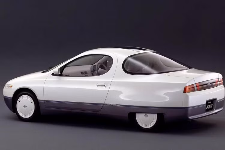 Xe điện Nissan FEV có thể sẽ không được bán chạy trong những năm đầu đến giữa những năm 1990 vì thị trường rõ ràng là chưa sẵn sàng tiếp nhận, bởi lúc ấy nhiên liệu đang rất rẻ và không có lợi ích gì để chuyển sang xe điện. Ngay cả chính Nissan cũng đã hình dung FEV là một chiếc xe điện với phạm vi hoạt động ngắn (theo lời đồn thổi của báo chí), và thậm chí vào thời điểm đó, nó sẽ là một chiếc xe chạy quanh đô thị tuyệt vời, dành cho những người có thể sạc nó tại nhà (vì không có trạm sạc xe điện công cộng trong những năm 1990).