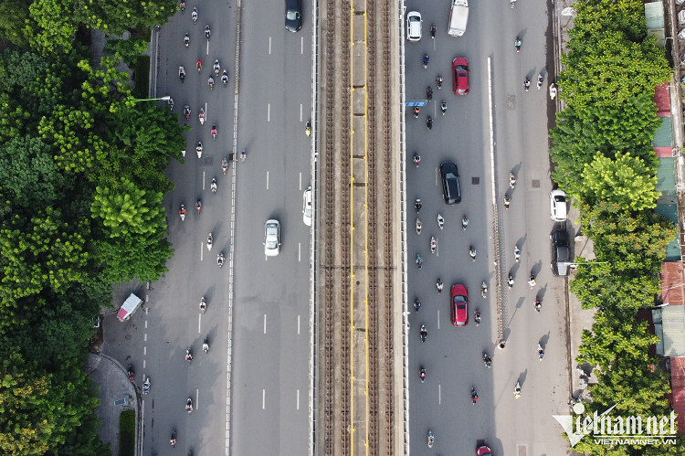 Duong Nguyen Trai sau mot thang tach lan oto, xe may