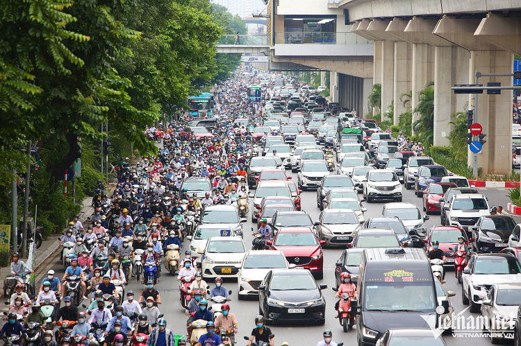 Duong Nguyen Trai sau mot thang tach lan oto, xe may-Hinh-5