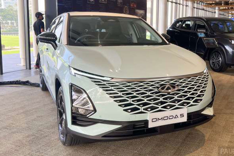Omoda 5 là mẫu xe mà Chery giới thiệu lần đầu tại Triển lãm ôtô Quảng Châu 2021. Đây là sản phẩm được hãng định vị toàn cầu, dự kiến sẽ bán ở nhiều thị trường khác ngoài Trung Quốc như châu Âu, châu Úc, Đông Nam Á, Nam Mỹ, Nam Phi.