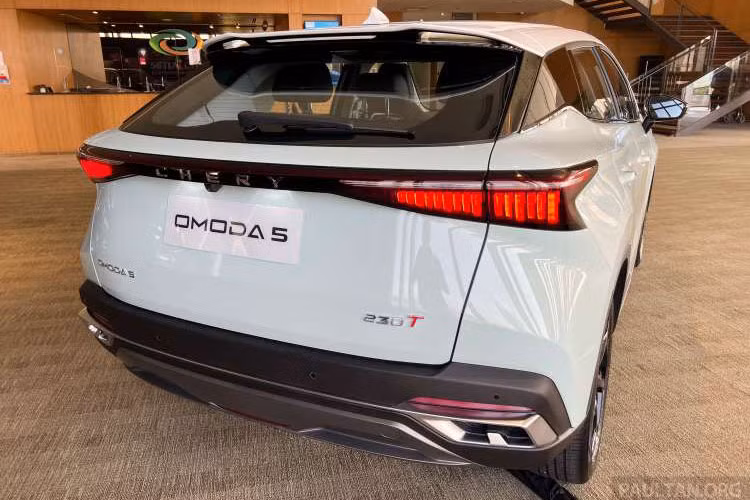 Ngoài ra, xe cũng có hệ thống ảnh báo phương tiện cắt ngang khi lùi, hỗ trợ chuyển làn đường, cảnh báo chệch làn đường, ngăn chệch làn đường và giữ làn đường khẩn cấp. So với các đối thủ cùng phân khúc, OMODA 5 rõ ràng có hệ thống an toàn đầy đủ hơn.