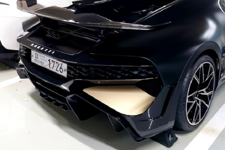 Siêu phẩm Bugatti Divo tại Hàn Quốc được hoàn thiện với màu sơn đen nhám và vàng đồng. Dù sản xuất hạn chế, mức giá gần 6 triệu đô la nhưng siêu xe đắt đỏ Bugatti Divo cũng gây ức chế cho khách hàng sở hữu khi hãng đã loại bỏ chế độ lái Top Speed nổi tiếng, điều này khiến khối động cơ W16, dung tích 8.0 lít, đi kèm 4 bộ tăng áp, tạo ra công suất tối đa 1.500 mã lực và mô-men xoắn cực đại 1.600 Nm của Divo chỉ có thể đạt tốc độ tối đa chỉ 380 km/h.