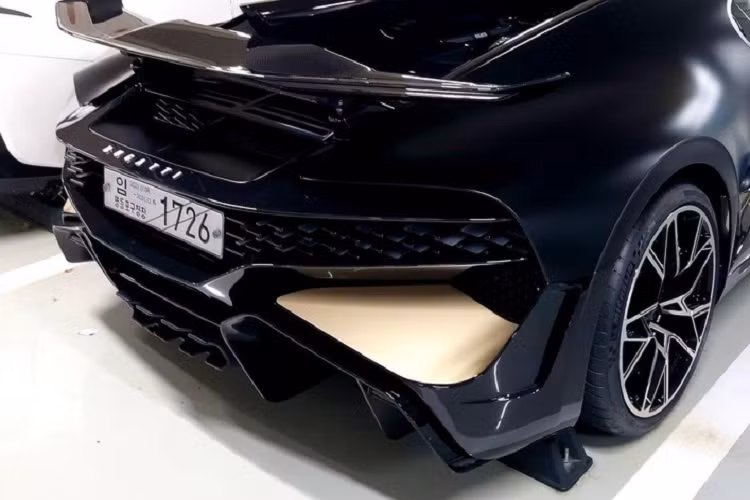 Siêu phẩm Bugatti Divo tại Hàn Quốc được hoàn thiện với màu sơn đen nhám và vàng đồng. Dù sản xuất hạn chế, mức giá gần 6 triệu đô la nhưng siêu xe đắt đỏ Bugatti Divo cũng gây ức chế cho khách hàng sở hữu khi hãng đã loại bỏ chế độ lái Top Speed nổi tiếng, điều này khiến khối động cơ W16, dung tích 8.0 lít, đi kèm 4 bộ tăng áp, tạo ra công suất tối đa 1.500 mã lực và mô-men xoắn cực đại 1.600 Nm của Divo chỉ có thể đạt tốc độ tối đa chỉ 380 km/h.