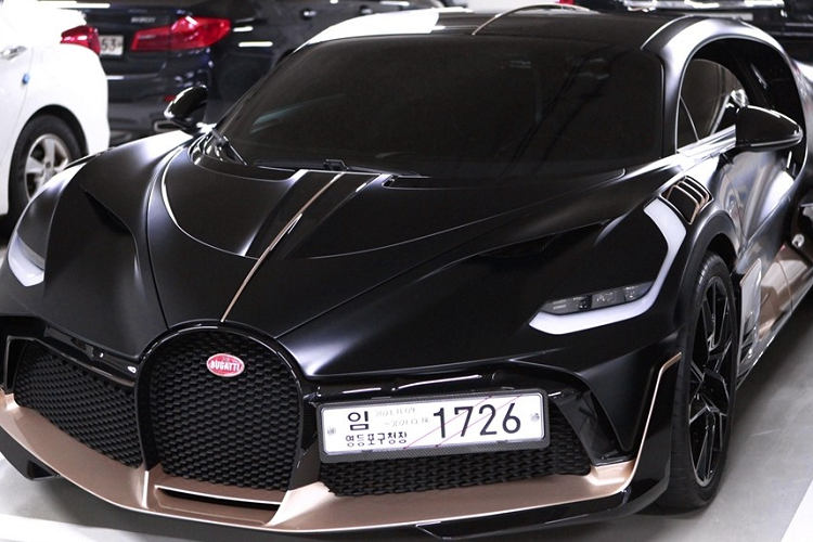 Được biết, chủ nhân của xe Bugatti Divo tại Hàn Quốc còn sở hữu hàng chục siêu xe khác và nổi bật không kém là McLaren Senna LM chỉ 20 xe trên toàn thế giới hay Ferrari LaFerrari Aperta có đúng 210 chiếc đi kèm là đều có giá bán cao chót vót nhưng không thể qua mặt được giá xe Bugatti Divo.