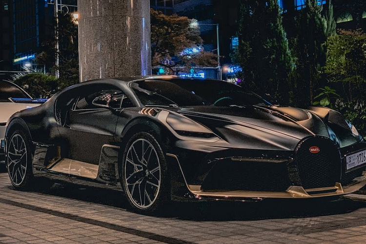 Không tậu siêu xe Bugatti Divo như đại gia Malaysia khi trưng bày là chính, chủ nhân của chiếc Bugatti Divo đầu tiên và có lẽ là duy nhất tại Hàn Quốc đã đăng ký biển số và mang siêu phẩm này lăn bánh trên đường khá nhiều lần. Chỉ có 40 xe Bugatti Divo được sản xuất và một đại gia ở Hàn Quốc cho thấy mình là người có tiền và đam mê như thế nào khi trở thành 1 trong 40 chủ nhân của Bugatti Divo trên toàn cầu. Giá lăn bánh của xe Bugatti Divo tại xứ sở kim chi không thấp hơn 268 tỷ đồng.