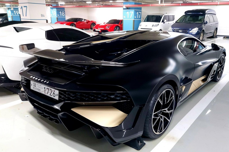 Bằng chứng là sau khi tin G-Dragon tậu xe Bugatti Chiron, lượt tìm kiếm siêu xe Bugatti ở nước này tăng mạnh trên Google và hiện ra là rất nhiều phiên bản ấn tượng từ Chiron Pur Sport sản xuất giới hạn 60 chiếc đến cả siêu phẩm Bugatti Divo chỉ có 40 xe trên toàn thế giới và nghe đến giá bán tại nước ngoài của xe nhiều người cùng giật mình vì lên đến 5,8 triệu đô la, tương đương 135 tỷ đồng. Đến đây chắc bạn đọc cũng đã có câu trả lời Chiron có phải là siêu xe đắt nhất tại Hàn Quốc hay không rồi