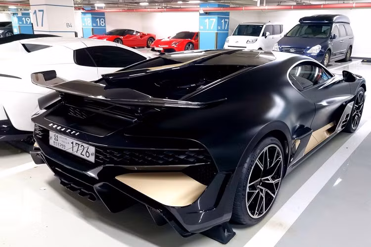 Bằng chứng là sau khi tin G-Dragon tậu xe Bugatti Chiron, lượt tìm kiếm siêu xe Bugatti ở nước này tăng mạnh trên Google và hiện ra là rất nhiều phiên bản ấn tượng từ Chiron Pur Sport sản xuất giới hạn 60 chiếc đến cả siêu phẩm Bugatti Divo chỉ có 40 xe trên toàn thế giới và nghe đến giá bán tại nước ngoài của xe nhiều người cùng giật mình vì lên đến 5,8 triệu đô la, tương đương 135 tỷ đồng. Đến đây chắc bạn đọc cũng đã có câu trả lời Chiron có phải là siêu xe đắt nhất tại Hàn Quốc hay không rồi