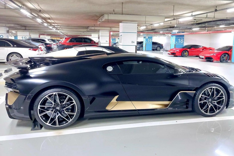 Bugatti đã mất đến ba năm để hoàn thành một số lượng rất nhỏ của xe Divo. Nhà sản xuất ô tô đến từ Pháp chỉ cung cấp chiếc xe này cho một nhóm chủ sở hữu Bugatti Chiron được lựa chọn rất khắt khe, tất cả 40 người được chọn đã gật đầu làm chủ nhân trước khi xe ra mắt thế giới. Theo Bugatti, không có một chiếc Divo nào trong toàn bộ quá trình sản xuất giống với bất kỳ một chiếc xe Divo nào khác. Người mua đã tham gia vào quá trình thiết kế từ rất sớm và Bugatti rất tôn trọng họ trong việc tùy chỉnh màu sắc và chất liệu.