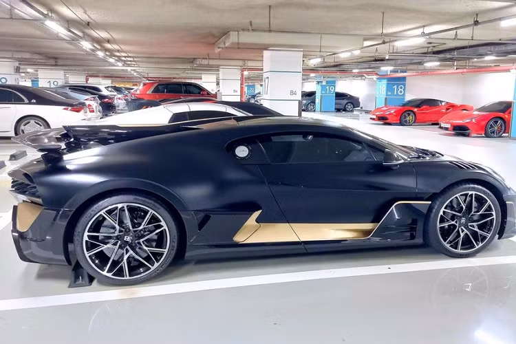 Bugatti đã mất đến ba năm để hoàn thành một số lượng rất nhỏ của xe Divo. Nhà sản xuất ô tô đến từ Pháp chỉ cung cấp chiếc xe này cho một nhóm chủ sở hữu Bugatti Chiron được lựa chọn rất khắt khe, tất cả 40 người được chọn đã gật đầu làm chủ nhân trước khi xe ra mắt thế giới. Theo Bugatti, không có một chiếc Divo nào trong toàn bộ quá trình sản xuất giống với bất kỳ một chiếc xe Divo nào khác. Người mua đã tham gia vào quá trình thiết kế từ rất sớm và Bugatti rất tôn trọng họ trong việc tùy chỉnh màu sắc và chất liệu.