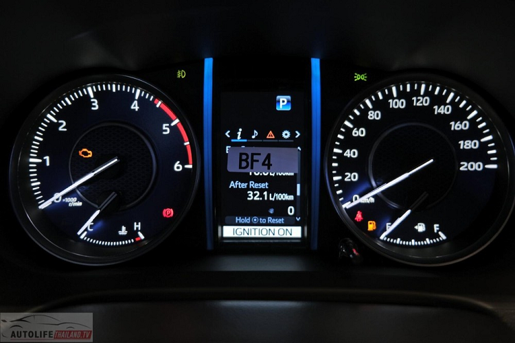 Những trang bị an toàn khác của xe bao gồm 7 túi khí, hệ thống hỗ trợ khởi hành ngang dốc, hỗ trợ đổ đèo, camera lùi và hệ thống cân bằng điện tử. Đáng tiếc là xe vẫn chưa có phanh tay điện tử và tính năng tự động giữ phanh tạm thời dù giá không quá rẻ.