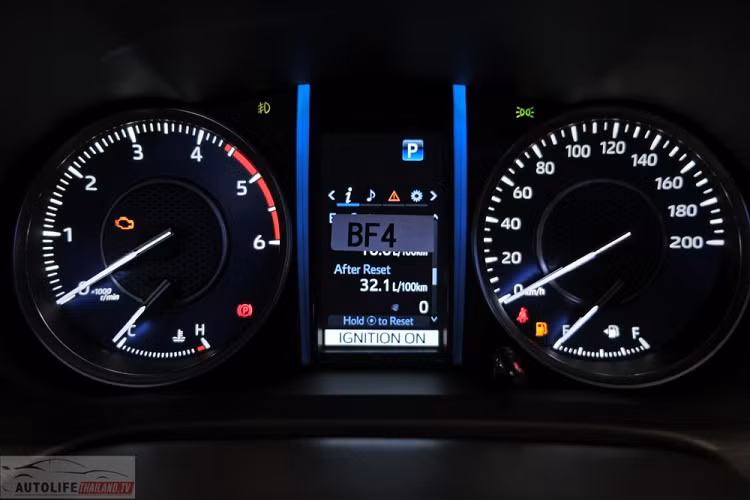 Những trang bị an toàn khác của xe bao gồm 7 túi khí, hệ thống hỗ trợ khởi hành ngang dốc, hỗ trợ đổ đèo, camera lùi và hệ thống cân bằng điện tử. Đáng tiếc là xe vẫn chưa có phanh tay điện tử và tính năng tự động giữ phanh tạm thời dù giá không quá rẻ.