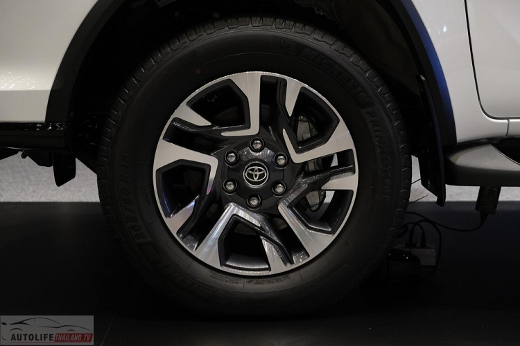 Bên sườn, Toyota Fortuner Leader được bổ sung bộ vành hợp kim 18 inch với thiết kế 5 chấu kép, sơn 2 màu thể thao. Bộ vành này được thiết kế giống với mâm của Toyota Fortuner Legender 2023. Ngoài ra, xe còn có bệ bước chân màu đen mới.