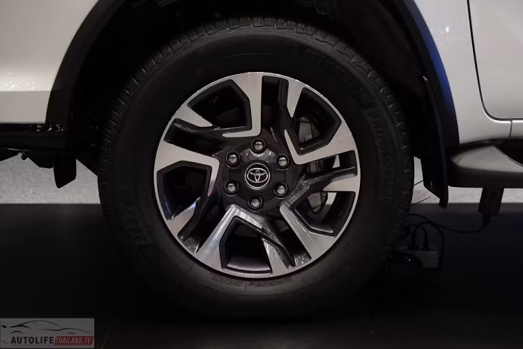 Bên sườn, Toyota Fortuner Leader được bổ sung bộ vành hợp kim 18 inch với thiết kế 5 chấu kép, sơn 2 màu thể thao. Bộ vành này được thiết kế giống với mâm của Toyota Fortuner Legender 2023. Ngoài ra, xe còn có bệ bước chân màu đen mới.