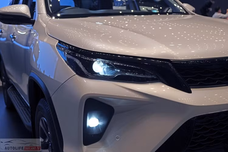 Trên đầu xe, Toyota Fortuner Leader 2023 được trang bị lưới tản nhiệt mới. Tiếp đến là cản trước mới, tích hợp hốc gió trung tâm cỡ lớn. Cả hai chi tiết này đều được bao quanh bằng viền màu đen bóng. Thêm vào đó là cụm đèn pha LED, đèn sương mù trước nằm trong hốc màu đen ở hai góc đầu xe và dải đèn LED định vị ban ngày được đặt thấp bên dưới.