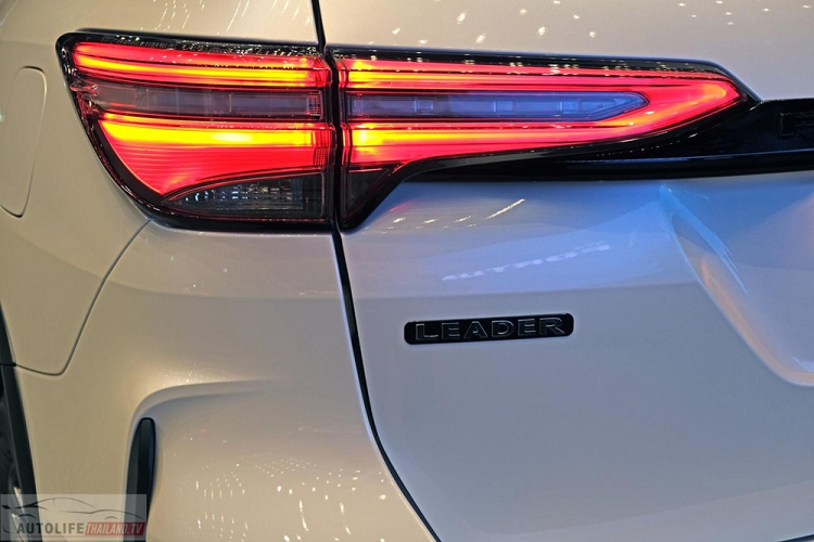 Tương tự ở đầu xe, tại khu vực đuôi xe, Toyota Fortuner Leader 2023 cũng có thêm cản sau khác biệt so với phiên bản cũ. Bên cạnh đó là logo "Leader" màu đen trên cửa cốp và màu sơn ngoại thất trắng Platinum White Pearl mới. Các màu sơn ngoại thất còn lại của xe là xanh đậm, đỏ, xám, đen và bạc.