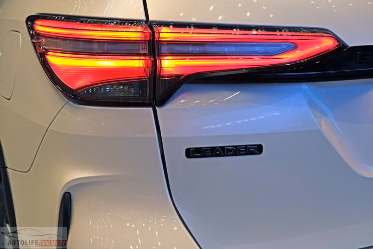 Tương tự ở đầu xe, tại khu vực đuôi xe, Toyota Fortuner Leader 2023 cũng có thêm cản sau khác biệt so với phiên bản cũ. Bên cạnh đó là logo "Leader" màu đen trên cửa cốp và màu sơn ngoại thất trắng Platinum White Pearl mới. Các màu sơn ngoại thất còn lại của xe là xanh đậm, đỏ, xám, đen và bạc.