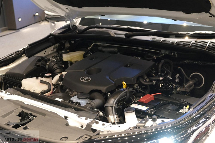 Tại thị trường Thái Lan, Toyota Fortuner Leader 2023 chỉ có 1 loại động cơ là máy dầu 4 xi-lanh, tăng áp, dung tích 2.4L, sản sinh công suất tối đa 150 mã lực và mô-men xoắn cực đại 400 Nm. Động cơ đi kèm hộp số tự động 6 cấp với lẫy chuyển số sau vô lăng và hệ dẫn động 1 cầu hoặc 2 cầu. Xe có 3 chế độ lái là Eco, Normal và Sport.