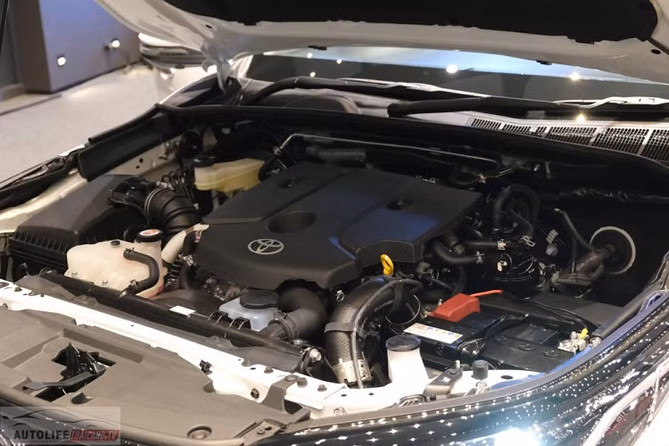 Tại thị trường Thái Lan, Toyota Fortuner Leader 2023 chỉ có 1 loại động cơ là máy dầu 4 xi-lanh, tăng áp, dung tích 2.4L, sản sinh công suất tối đa 150 mã lực và mô-men xoắn cực đại 400 Nm. Động cơ đi kèm hộp số tự động 6 cấp với lẫy chuyển số sau vô lăng và hệ dẫn động 1 cầu hoặc 2 cầu. Xe có 3 chế độ lái là Eco, Normal và Sport.