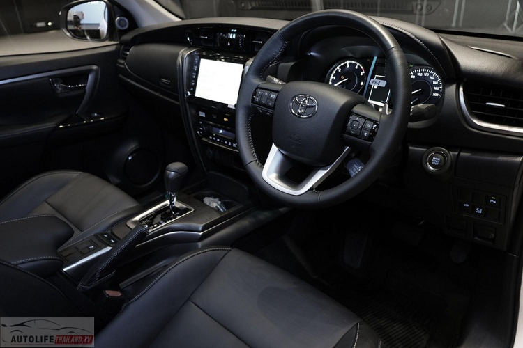 Gương chiếu hậu chống chói, nút bấm khởi động máy. Điều hòa tự động, hệ thống âm thanh 6 loa. 2 ổ điện 12V và 1 ổ AC 220V. Thay đổi duy nhất trong nội thất của xe là hệ thống lọc không khí PM2.5. Bù lại, Toyota Fortuner Leader 2023 có thêm những trang bị an toàn mới như cảm biến khoảng cách trước/sau, cảnh báo điểm mù và cảnh báo phương tiện cắt ngang khi lùi.