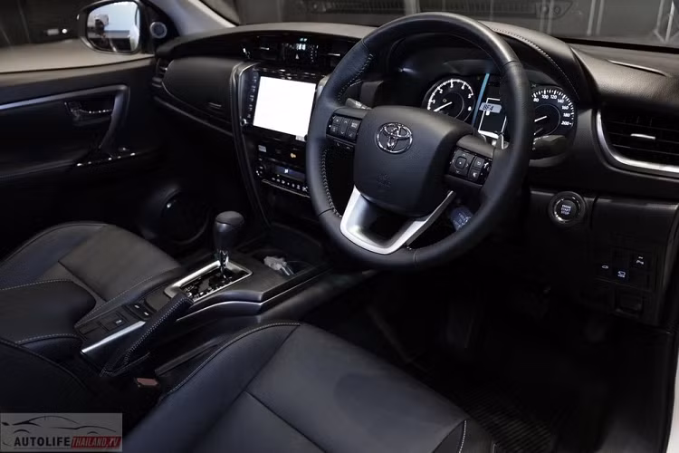 Gương chiếu hậu chống chói, nút bấm khởi động máy. Điều hòa tự động, hệ thống âm thanh 6 loa. 2 ổ điện 12V và 1 ổ AC 220V. Thay đổi duy nhất trong nội thất của xe là hệ thống lọc không khí PM2.5. Bù lại, Toyota Fortuner Leader 2023 có thêm những trang bị an toàn mới như cảm biến khoảng cách trước/sau, cảnh báo điểm mù và cảnh báo phương tiện cắt ngang khi lùi.