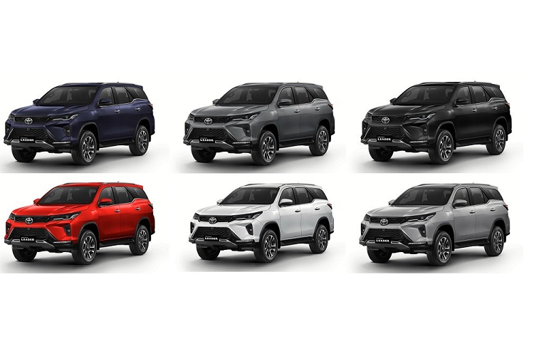 Ngoài những thay đổi trên, các trang bị ngoại thất khác của Toyota Fortuner Leader 2023 vẫn giống phiên bản cũ. Xe cũng được trang bị đèn pha LED với tính năng tự động bật/tắt và tự động chỉnh cao/thấp, ốp trang trí màu bạc dưới cản trước, gương chiếu hậu chỉnh điện, gập điện, tích hợp đèn báo rẽ/đèn chờ dẫn đường, đèn hậu LED, đèn phanh LED trên cao, cửa cốp đóng/mở chỉnh điện cũng như anten hình vây cá.