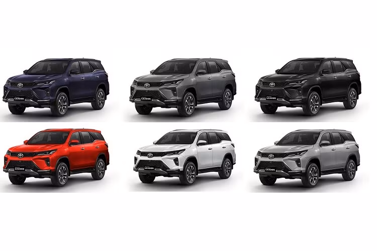 Ngoài những thay đổi trên, các trang bị ngoại thất khác của Toyota Fortuner Leader 2023 vẫn giống phiên bản cũ. Xe cũng được trang bị đèn pha LED với tính năng tự động bật/tắt và tự động chỉnh cao/thấp, ốp trang trí màu bạc dưới cản trước, gương chiếu hậu chỉnh điện, gập điện, tích hợp đèn báo rẽ/đèn chờ dẫn đường, đèn hậu LED, đèn phanh LED trên cao, cửa cốp đóng/mở chỉnh điện cũng như anten hình vây cá.