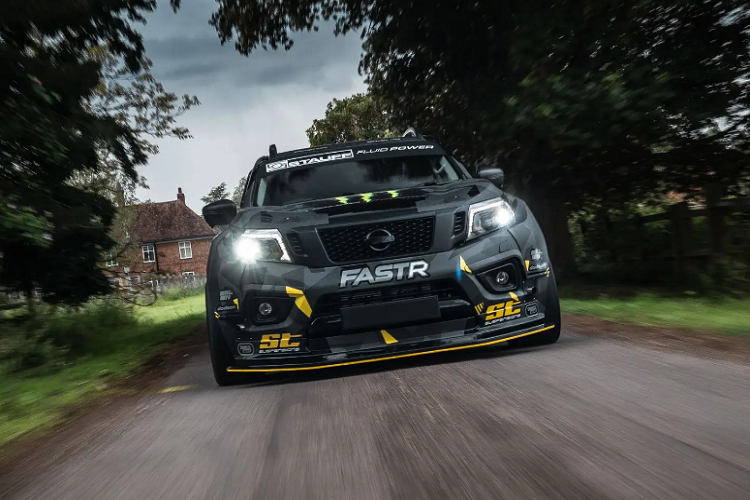 Chiếc Nissan Navara độ 1000 mã lực này vẫn giữ nguyên hình dáng bán tải ban đầu nhưng được hạ thấp chiều cao, mở rộng 4 bánh xe giúp trọng tâm ổn định khi vào cua. Các kĩ thuật viên đã lắp cho Navara bộ bodykit thân rộng tăng tính khí động học khi vận hành ở tốc độ cao.