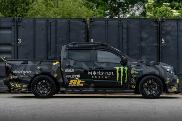 Chiều cao của xe gần như tương đương với một chiếc xe gầm cao đô thị. Xe sử dụng vành BBS 20 inch. Hệ thống phanh nguyên bản được thay thế bằng cùm phanh RC6 và RC4 Alcon Specialist.